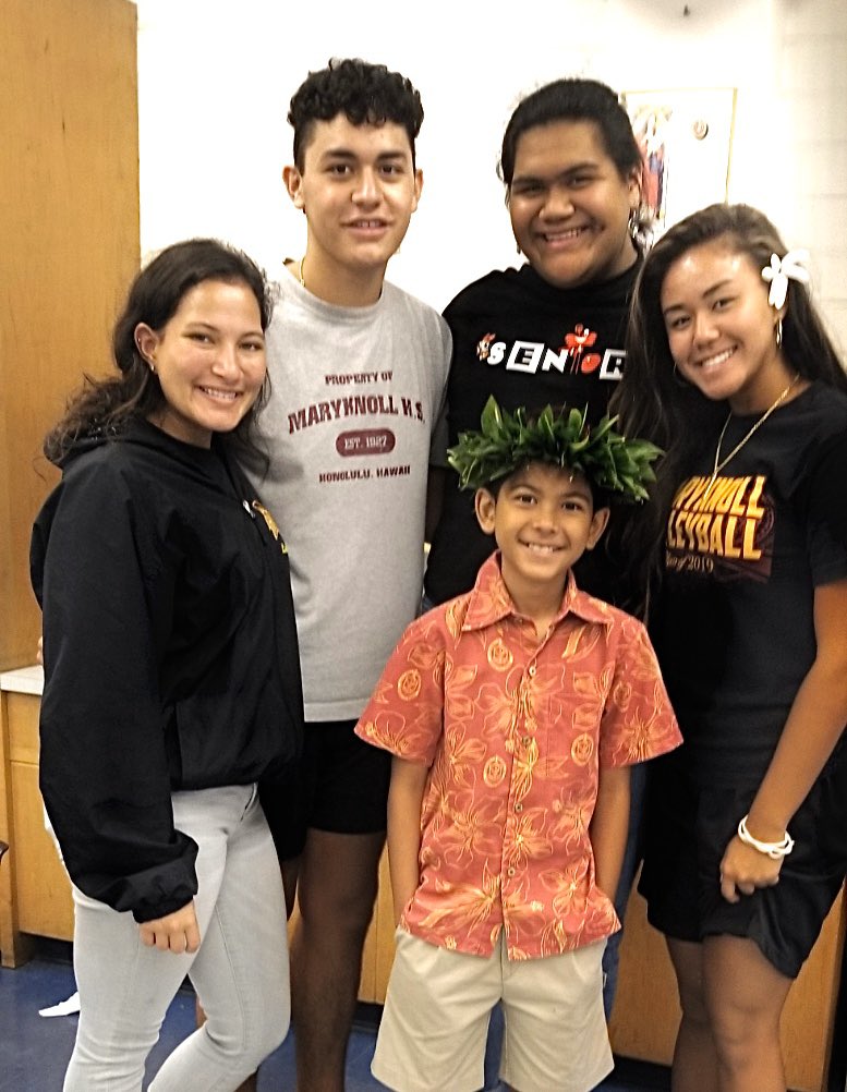 MaryknollSchool's tweet photo. Happy Aloha Friday! Our 5th grade students celebrated Aloha Week with a lei making workshop, alongside some of their parents and high school students from our Hawaiian Studies class! We hope you all have a wonderful weekend! 🤙🏽  #MyMaryknollExperience #BehindEveryDream https://t.co/Z4EDuh0Mh4