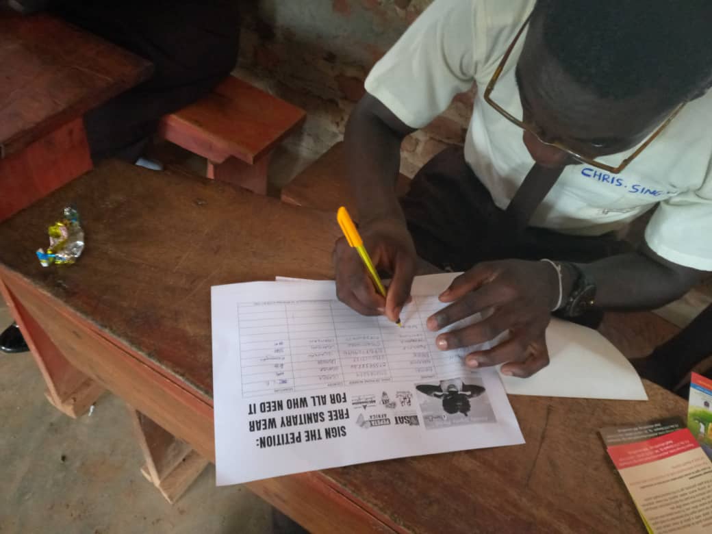 IASADRI's tweet image. #HappyFlow
#ExpectRespect 

Students and staff members joined the #HappyFlowCampaign by signing the petition for free sanitary wear at New Hope High School in Mayuge District, Eastern Uganda.
 @SECTION27news 
@SexRightsAfrica