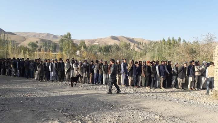 Voters in Bamiyan waiting in line to cast their vote. #AfghanElection 🇦🇫
