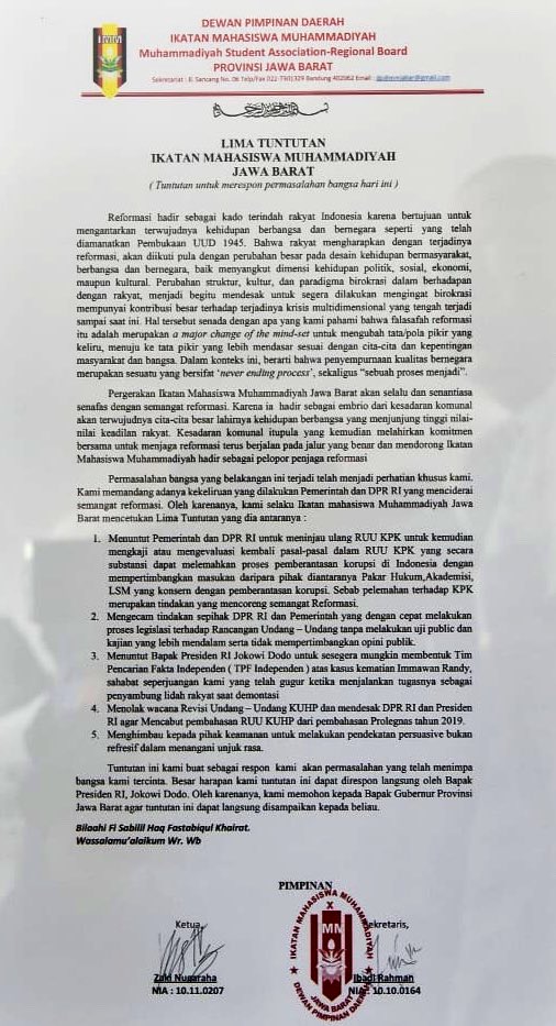 ridwankamil's tweet photo. MENERIMA NASKAH 5 TUNTUTAN dari Ikatan Mahasiswa Muhammadiyah (IMM) Jawa Barat terkait  dinamika dan revisi UU KPK maupun KUHP dan terkait meninggalnya salah satu mahasiswa IMM di Sulawesi Tenggara.

Insya Allah akan disampaikan langsung kpd Pemerintah Pusat &amp; DPR. Hatur Nuhun. https://t.co/9I90f2eJXJ