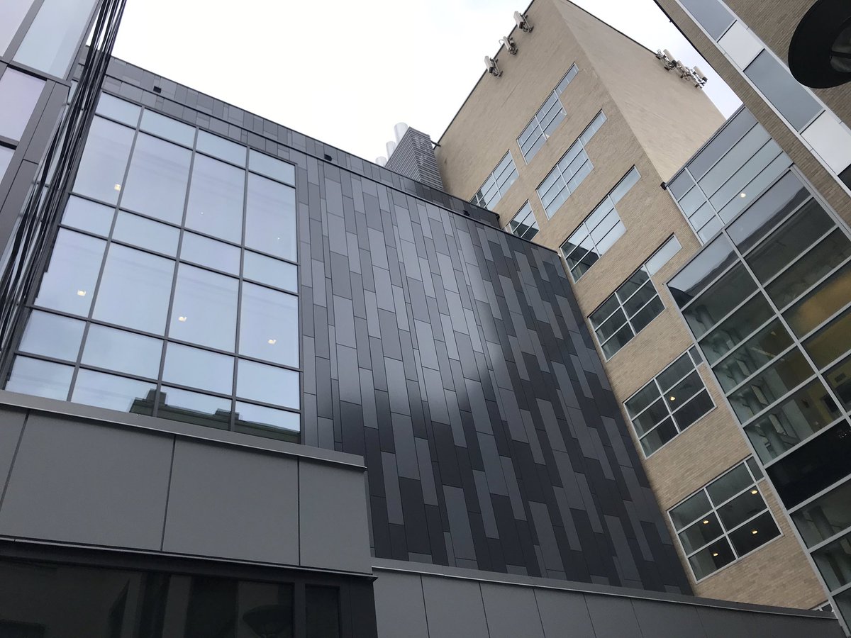 shu4603's tweet image. The design on the facade of this building looks like a collection of rectangles stitched together in a semi-repeated pattern. This reflects a trend towards ornamentation that is flat (as opposed to protruding off the wall) on MIT’s newer buildings #modernsystem #geometric