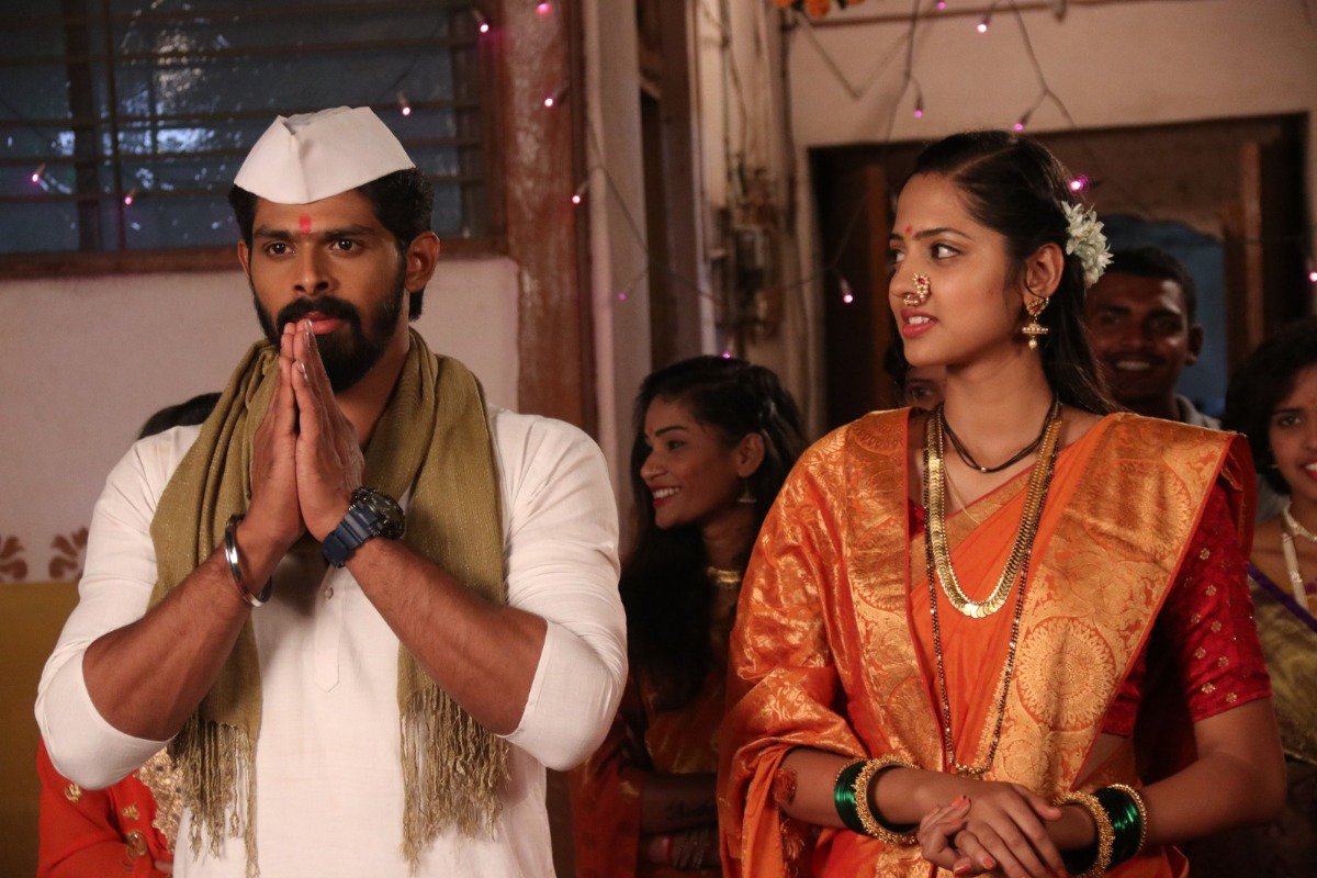 MarathiCineyug's tweet photo. सध्याच्या मराठी मालिकेतील तुमची आवडती जोडी कोणती?
फोटो लाईक करा..
1. अंजली - राणादा
2. वैदेही - मानस
3. सुमी - समर
4. सिद्धी - शिवा
Exclusive Photos - Click Link
https://t.co/46mmgjhJpb https://t.co/BATaEbda5Y