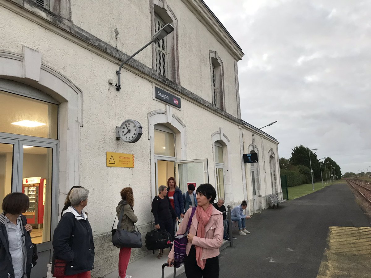 Agnes_Duperrin's tweet image. Pas de possibilité d’acheter un billet #sncf à la gare de #Saujon : gardons nos gares vivantes et pratiques! Les personnes sans smartphones, souvent les + âgés, se lamentent... @SNCF  @GroupeSNCF  @ouisncf @NotreTemps @AnneSoNEGRONI