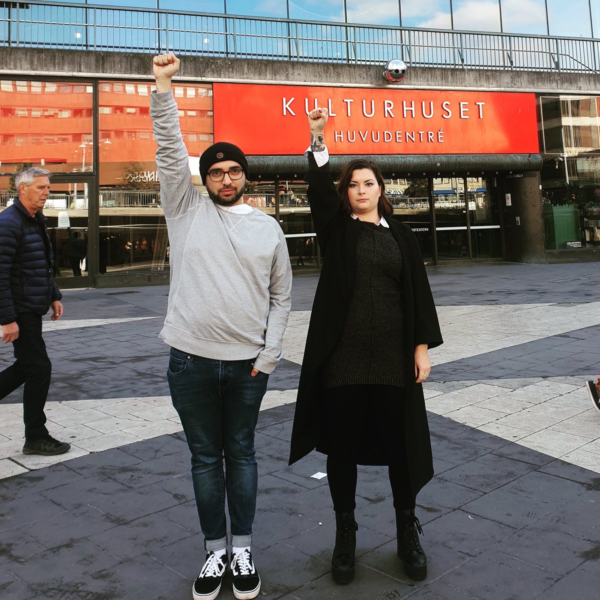 28 september. En dag för säkra och legala aborter, en dag då vi står upp för alla som tvingas gå igenom graviditeter mot sin vilja, som betalar med sina liv. Världen över dör kvinnor för att de inte får tag på de aborter de behöver. Vi står upp för er. 👊 
#ståuppföraborträtten