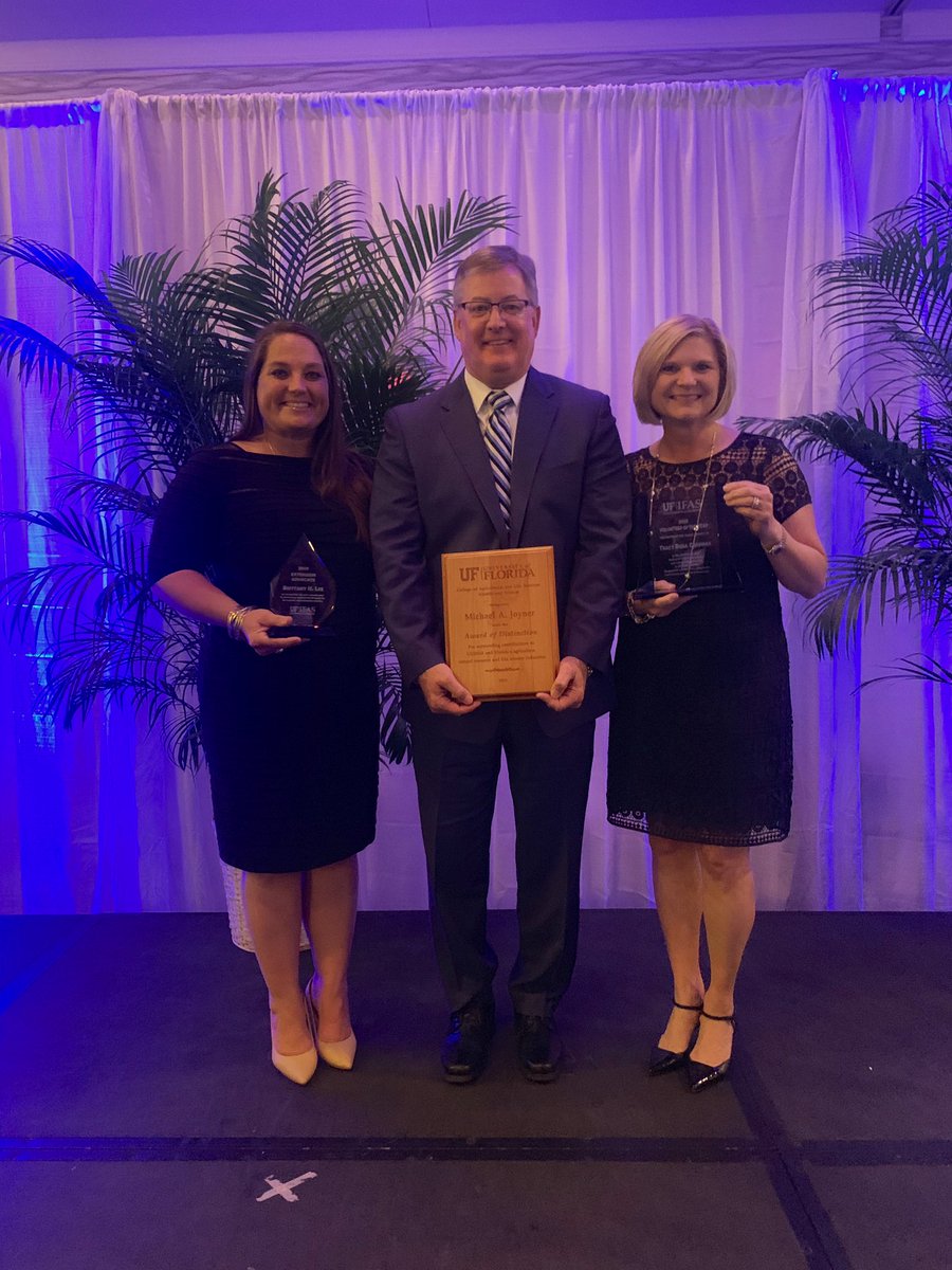 CC__Chiarelli's tweet photo. .@WedgworthLeader alums represented at @UF_IFAS Dinner of Distinction tonight!! 3 award recipients (@brittanyhlee, @DudaChapman, and Mike Joyner) + 3 presenters (Kate English,John Hoblick, Reggie Brown). Nice work!! https://t.co/Vn2Z3wSKK9