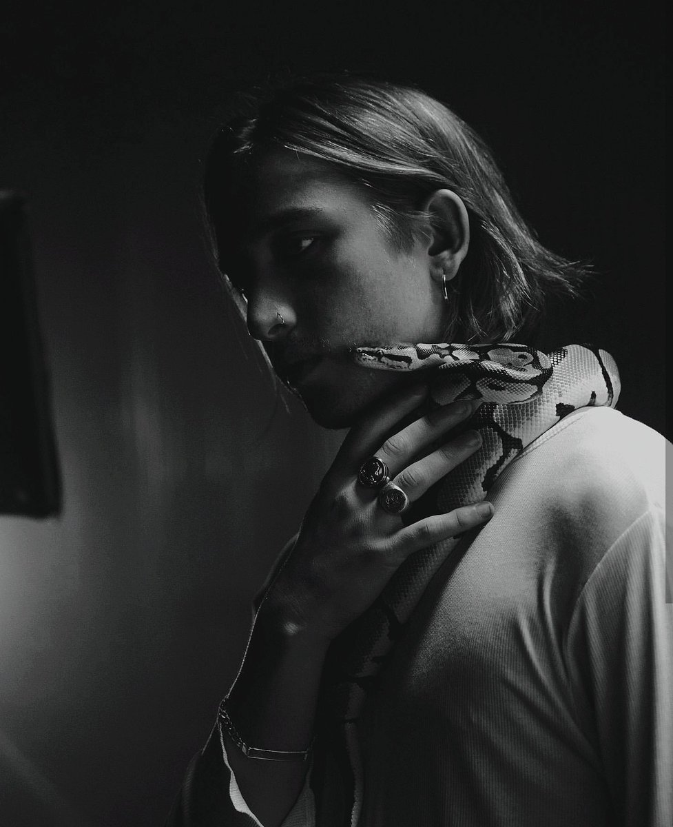CHEFKISSCAVE's tweet photo. SOMEONE GIVE THIS MAN A MODELING CONTRACT. JUST LOOK AT HIM https://t.co/5BvFRKiXLb