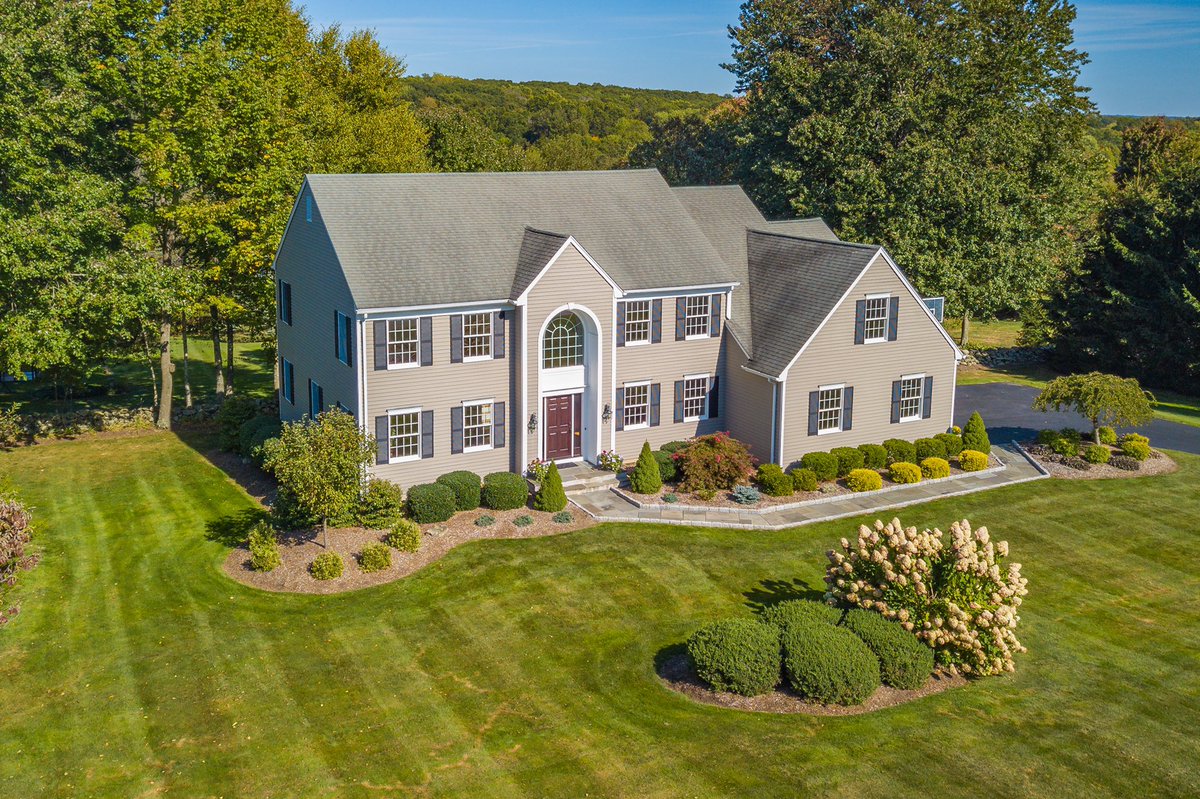 lamaralrealtor's tweet photo. BRAND NEW to MARKET-Impressive 4 bedroom 2.5 bath Colonial on premier level lot in desirable tranquil neighborhood. Sprawling park like level property professionally landscaped backed by trees. $529,000 #RealEstate #Realtorlife #NewMilford #Colonial #FoxRidge #CountryCharm https://t.co/AcOLYSPd8h
