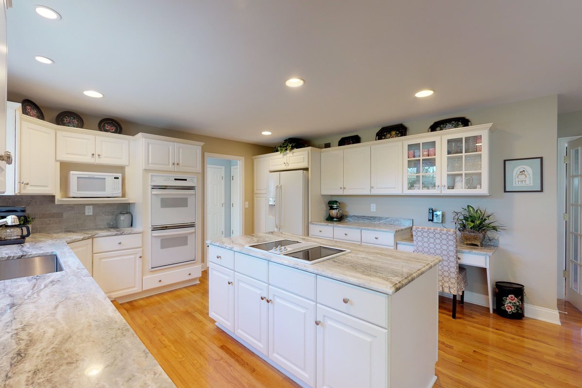 lamaralrealtor's tweet photo. BRAND NEW to MARKET-Impressive 4 bedroom 2.5 bath Colonial on premier level lot in desirable tranquil neighborhood. Sprawling park like level property professionally landscaped backed by trees. $529,000 #RealEstate #Realtorlife #NewMilford #Colonial #FoxRidge #CountryCharm https://t.co/AcOLYSPd8h