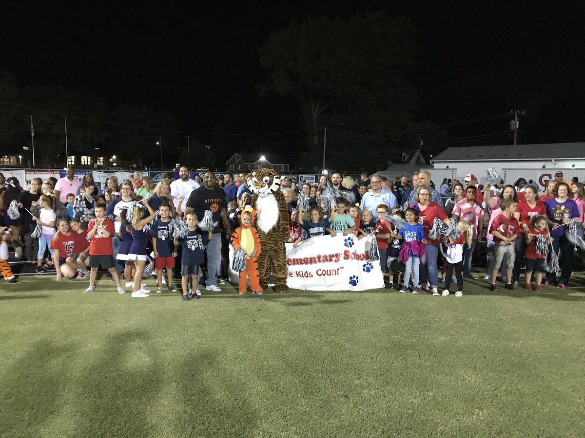ColonialHtsHigh's tweet photo. We enjoyed having our future Colonials at tonight’s game.  Thank you administrators, students, and parents from @NES_CHPS @LES_CHPS @tussingtigers for coming to elementary school night.  Thank you @WSroufe for leading the halftime parade.  #gocolonials https://t.co/sl3cohyQy3