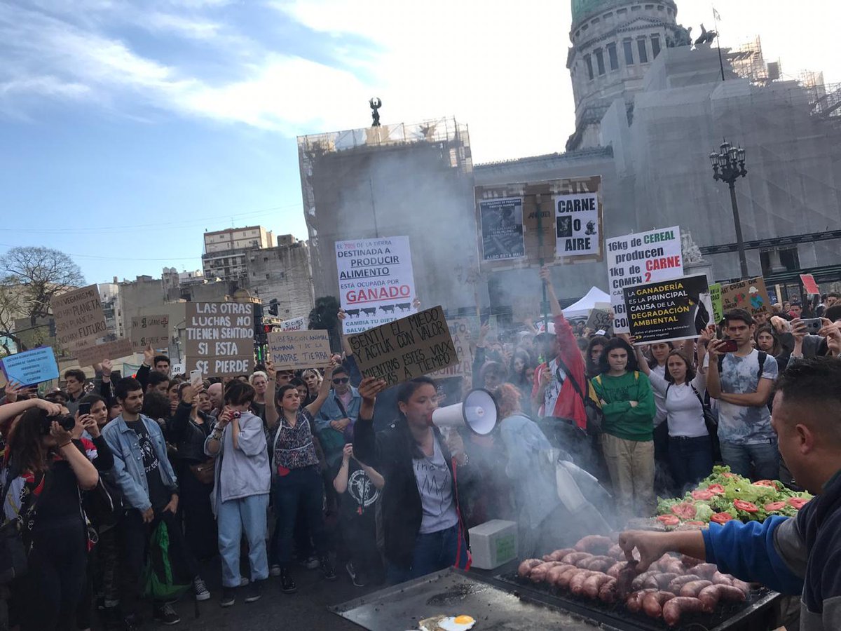 GuapoHerminio's tweet photo. Fue a vender choris a la marcha por el cambio climático, un cero en estudio de mercado https://t.co/iKKokejLdI