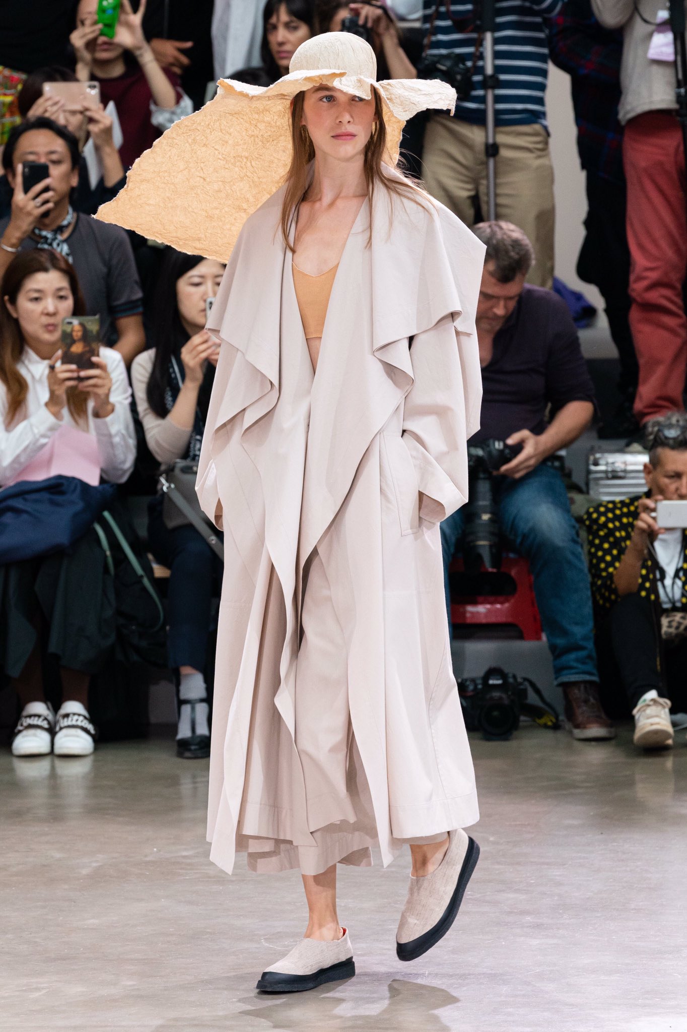 Shigeaki Arai Issey Miyake ss ウィメンズデザイナーが近藤悟史氏に交代してのデビューショー イッセイ得意の素材開発力と これまでイッセイの弱さに感じられていたファッション 性がグッとアップして見事な融合を見せた好コレクション シック