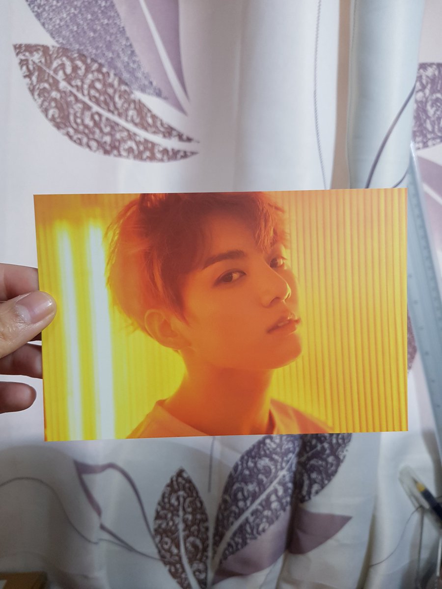 Armypedia postcards are also being unofficially reproduced. Notice how even in the yellow lighting, i can still see the strand of JK's hair? Yes. That's how sharp the image is. The postcard is completely matte.