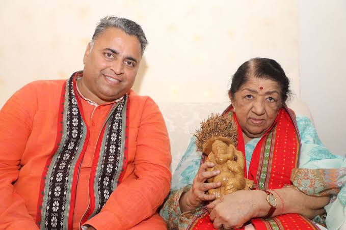 Sunil_Deodhar's tweet image. वाणी की प्रभा, स्वर की साधना और लय-ताल की सरगम को अपने जिव्हा और हृदय में बसाए सालों से देश की आवाज बनी स्वर सम्राज्ञी, भारत कोकिला भारतरत्न श्री  @mangeshkarlata जी को जन्मदिन की अनंत शुभकामनाएं।