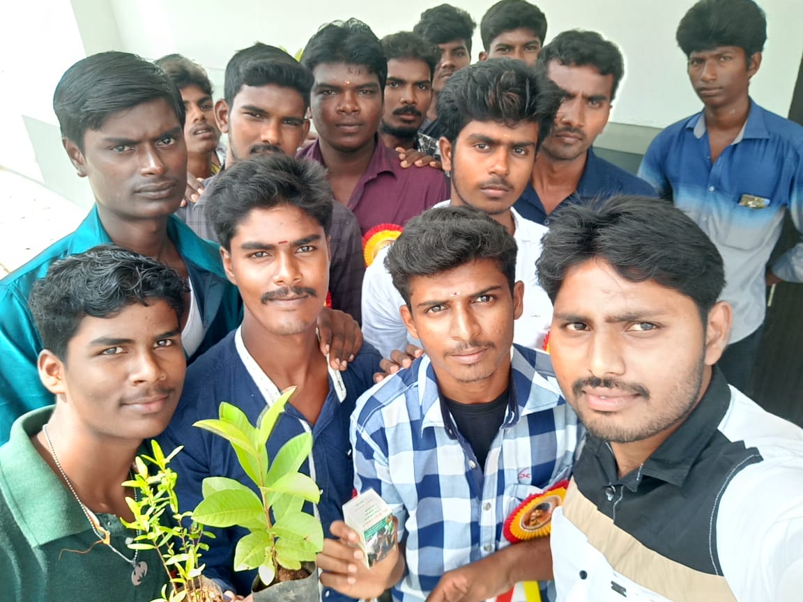 Jeeva_SKFC's tweet photo. எங்கள்அண்ணன்@Siva_Kartikeyan இன் #நம்மவீட்டுபிள்ளை யை வரவேற்று #கோபிநகரதலைமை  @zeoncinemas மற்றும் @JayamaruthiGobi இல் 1000மரக்கன்றகள் மற்றும் 1000 விதைபந்துகள் வழங்க பட்டன..@AllIndiaSKFC @AnandSkfc @navneth @Actor_Vivek @Mersalsiva__ @vimalraj952 @KumareshSkEdtiz @PremKumarOffl https://t.co/b9QIeuM9vc