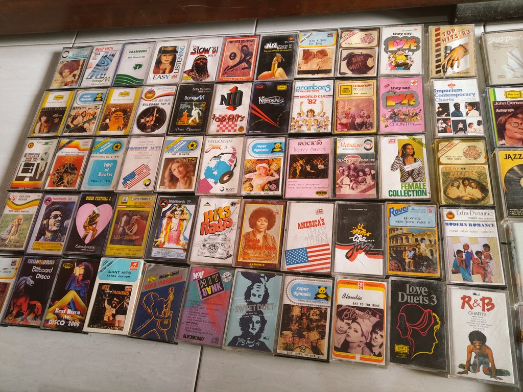 klickadryan's tweet photo. TWITTER TUNJUKAN KEAJAIBANMU ✨

Guys,aku mau jual Compact Cassette (kaset tape pita)lagu - lagu hits mancanegara dari tahun 1970an - gak tau kapan.Ada sedikit koleksi indonesianya. Ini koleksi pribadi bapakku,kenapa di jual? Karena udah gak ada space lagi &amp; jarang diputer
[next] https://t.co/2T9y1yNsy9