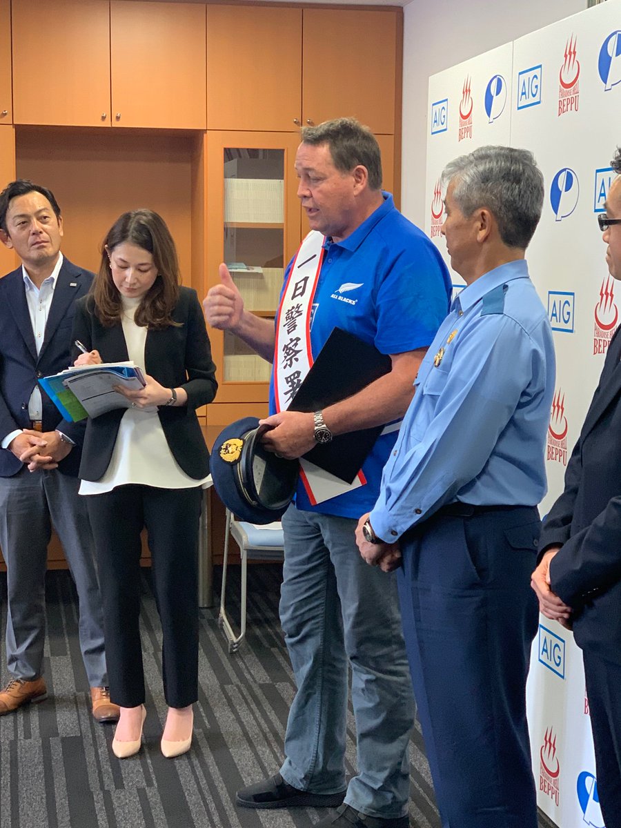 Beppu キャンプ Twitterren ｎｚ代表のスティーブ ハンセン監督が一日別府署長を務めました ｊｒ別府駅周辺をパトロールし 訪日外国人客やファンに囲まれ 気さくに握手にも答えてくれました 別府 Beppu ラグビー Rugby オールブラックス Abs