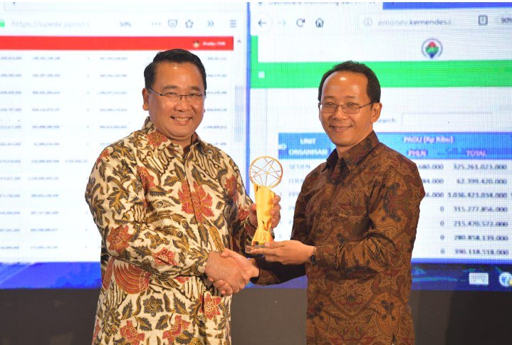 P3MDMalang's tweet photo. KEMENDES PDTT RAIH PENGHARGAAN WEBSITE TERBAIK KEMENTERIAN/LEMBAGA https://t.co/892GJ1ooZ5 https://t.co/2AexhmNAFS