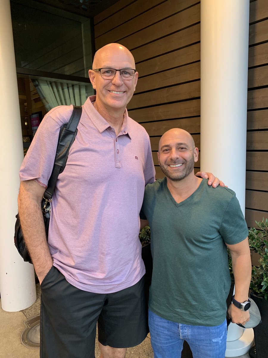 Great catching up tonight with my former assistant Sarkis Kara!  Keep impacting the lives of young men both on and off the court my friend. <a href="/CreateHoops/">Eddie Perez</a> <a href="/CSI_MBB/">CSI Men’s Basketball</a>