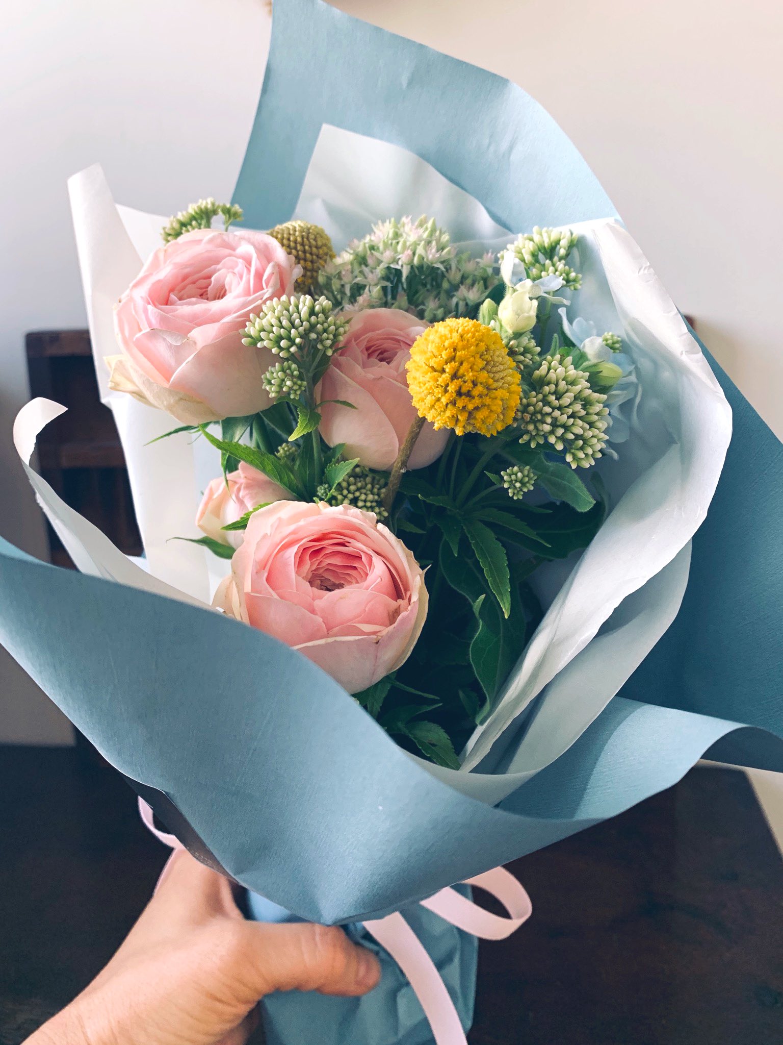 טוויטר 杉浦さやか בטוויטר バレエの発表会で 先生への花束係をおおせつかる 予算が限られている時でも 絶対素敵な花束を作ってくれる西荻窪のエルスールへ バラやクリスマスローズ ユリ など あっという間に華やかで秋らしいブーケの完成 ついでに娘っ子にも