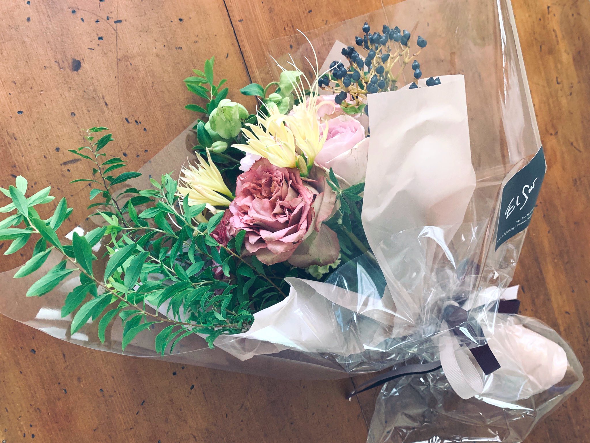 טוויטר 杉浦さやか בטוויטר バレエの発表会で 先生への花束係をおおせつかる 予算が限られている時でも 絶対素敵な花束を作ってくれる西荻窪のエルスールへ バラやクリスマスローズ ユリ など あっという間に華やかで秋らしいブーケの完成 ついでに娘っ子にも