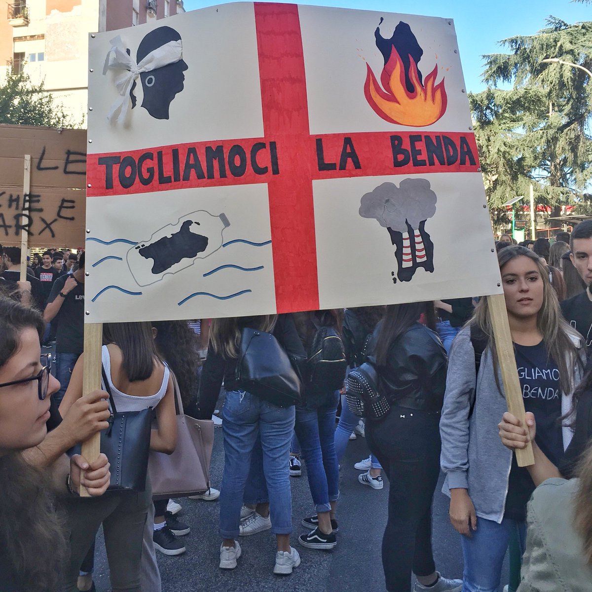 LiceoAsproni's tweet photo. #FridayForFuture: presenti e impegnati https://t.co/Wylo6up5UH