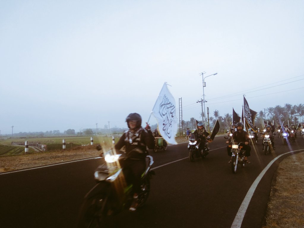 Benefik2's tweet photo. #ParadeTauhid
#Mujahid212SelamatkanNKRI
#IslamKaffahUntukIndonesia
#BuangLiberalismeKomunisme
#IslamSelamatkanNegeri https://t.co/lVytdb0nAd https://t.co/8XqkaZzAYJ