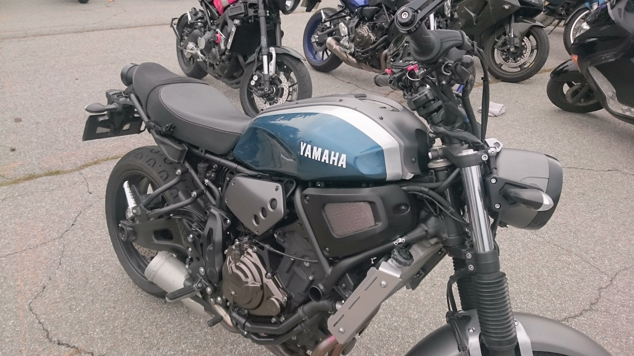 ヤマハXSR700タンクアウターパネル
