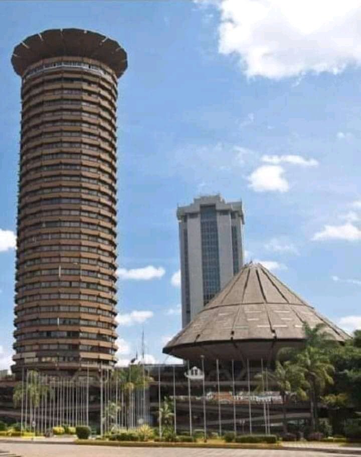 solo_ambuku's tweet photo. @andrew_obaga @CBKKenya @dailynation It's not a statue and that it's part of #KICC , can you imagine? #KOTLoyals #NewCurrencyNotesKE #redv π https://t.co/lyvuDQOda7