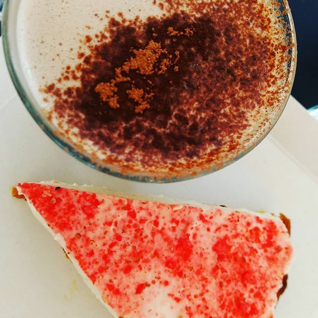 leperco_'s tweet photo. Petite douceur ce matin au marché bio de Narbonne!!!
Cacao cru chaud de @la.main.noire avec le Pumpkin Cake d'Elisabeth!!!
#narbonne #douceur #cafedespecialite https://t.co/hHhl3exQjp https://t.co/W0Q1QrUlth