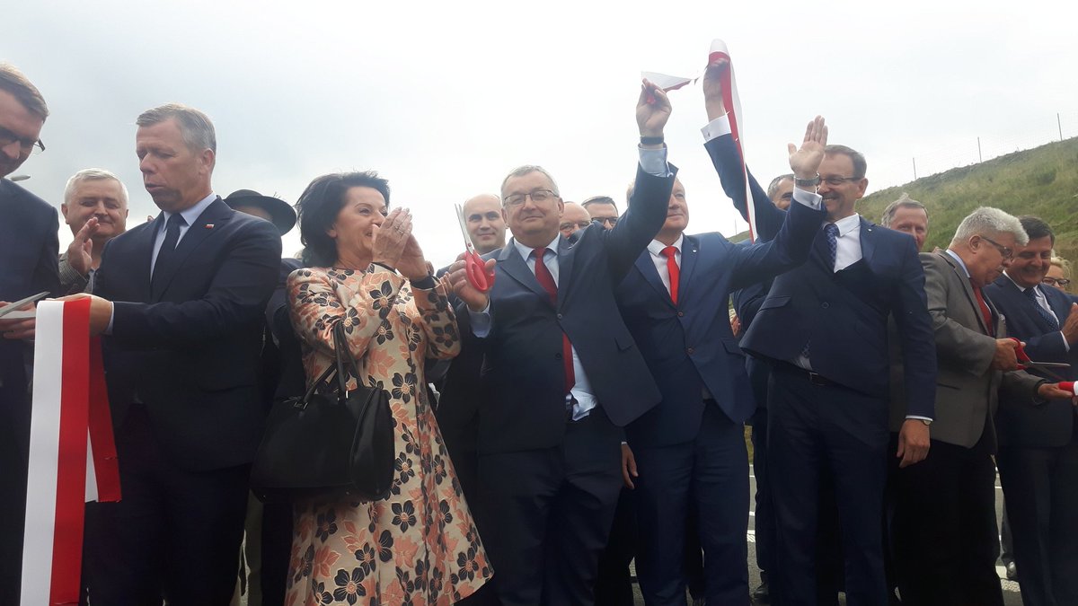 GDDKiA_Krakow's tweet photo. Podczas otwarcia #S7 #Zakopianka #SkomielnaBiała #RabkaZdrój minister @AMAdamczyk podziękował budowniczym i wszystkim, którzy przyczynili się do budowy tej ważnej drogi. https://t.co/1e3DxX0Wys