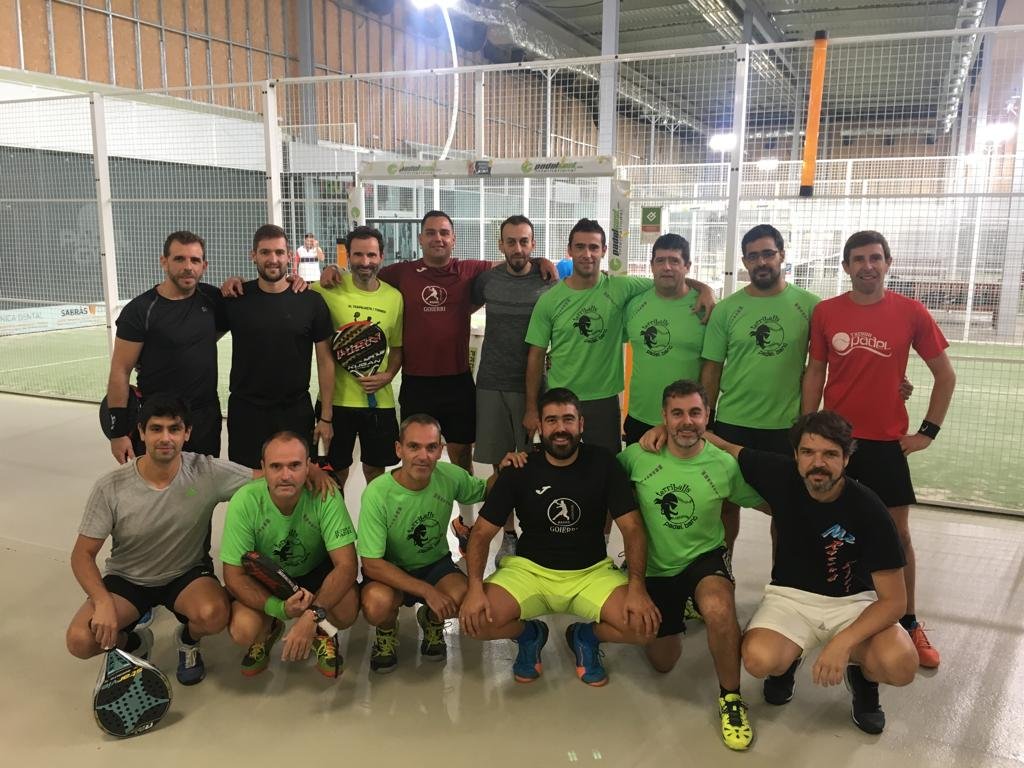 🛑VAYA SÁBADO ‼️‼️

Nuestras chicas de Copa Reyno A se han impuesto por 3-0 a las chicas del Club de Pádel San Adrián A. ENHORABUENA, CAMPEONAS 🥳

Además, hemos tenido la visita de los chicos de "Terriballs Pádel Band". Muchas gracias, banda! 🍻