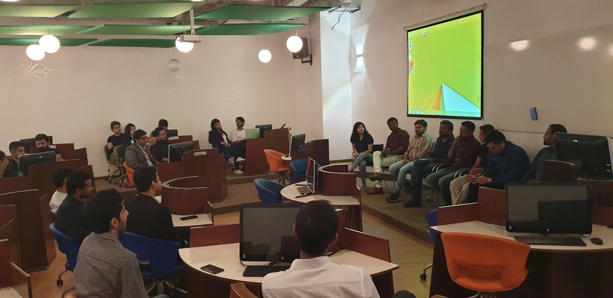 tarabasz's tweet photo. #MGB students meetings alumni of @SPJainGlobal discussing opportunities and pitfalls of #internship learning journey https://t.co/Z23Nz2cDra