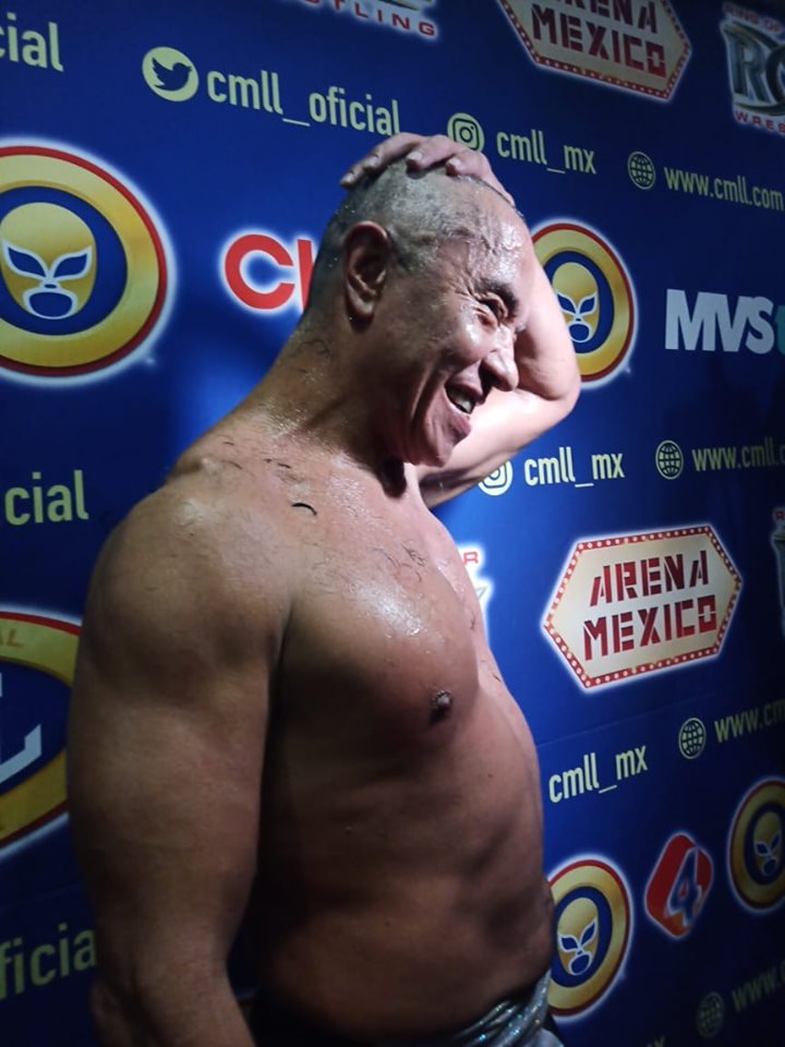 Sacalo_del_Ring's tweet photo. "Gracias a toda esa afición que en todo momento coreo mi nombre": @NegroCasascmll, tras ser rapado por #ÚltimoGuerrero.

#86AniversarioCMLL #LuchaLibre #LuchaEnJaula #Ring #SácaloDelRing #Luchas #CabelleraVsCabellera #CMLL https://t.co/ghv9ZEeQgu
