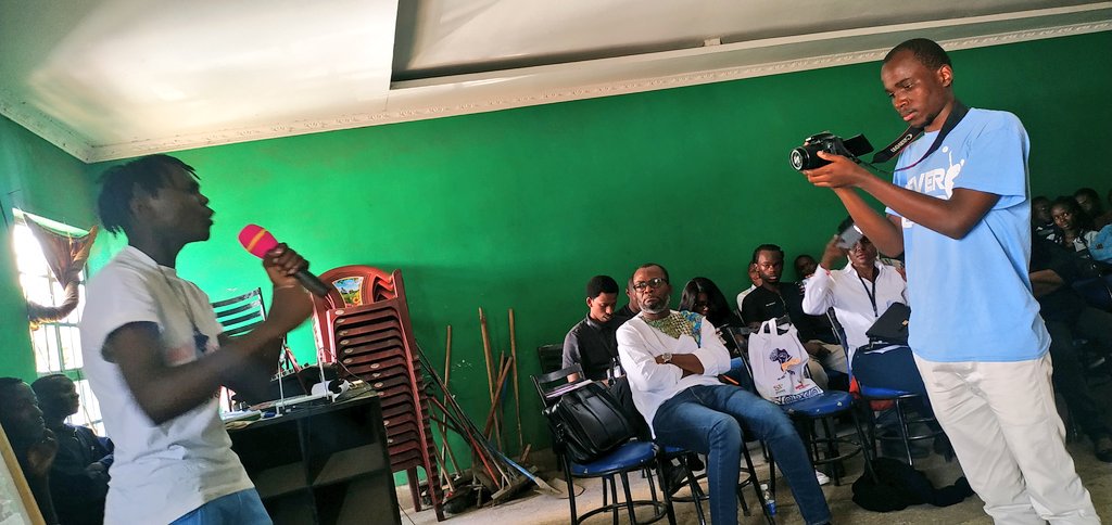 cmakuwa2's tweet photo. A Poet reciting a poem of pride for the community he z proud to be but leaders focuses on negative things yet there are potential, "We are Gold in the dust" #ADTW2019 #AYNM2019 #NotYetDemocracy @YouthDecideMalawi @Malawi2014 @MINDSAfrica @OSISA @siasaplace @SAssanata @NerimaW https://t.co/Yb0Cskvtii