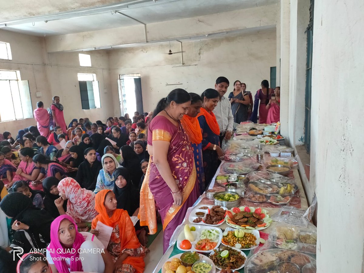 BurhanpurWcd's tweet photo. #PoshanMaah2019 के अन्तर्गत जिला बुरहानपुर की परियोजना शहरी 02 में किशोरी बालिका दिवस का परियोजना स्तरीय कार्यक्रम किया गया , जिसमें मेहंदी ,व्यंजन प्रतियोगिता का आयोजन किया गया व विजेताओं को पुरस्कार वितरण कर ,पोषण संबंधी जानकारी दी गई #POSHANAbhiyaan @MP_WCD @rajananupam1 https://t.co/Zhl1yfn19m