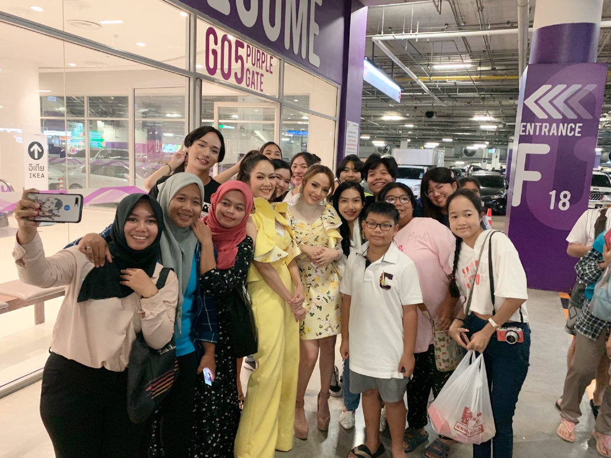NewJiewTheStar's tweet photo. ขอบคุณแฟนๆที่มาให้กำลังใจในงาน Krungsri Money Festival 2019 นะคะ ☺️😘

#NewJiew #NJ #นิวจิ๋ว
(NJFanclub) https://t.co/1TzpNJWm8N