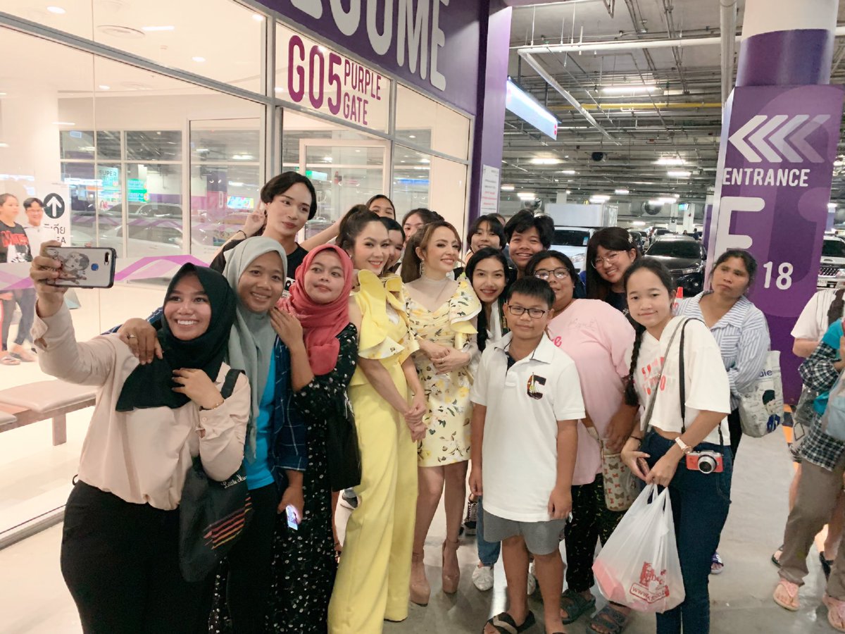 NewJiewTheStar's tweet photo. ขอบคุณแฟนๆที่มาให้กำลังใจในงาน Krungsri Money Festival 2019 นะคะ ☺️😘

#NewJiew #NJ #นิวจิ๋ว
(NJFanclub) https://t.co/1TzpNJWm8N