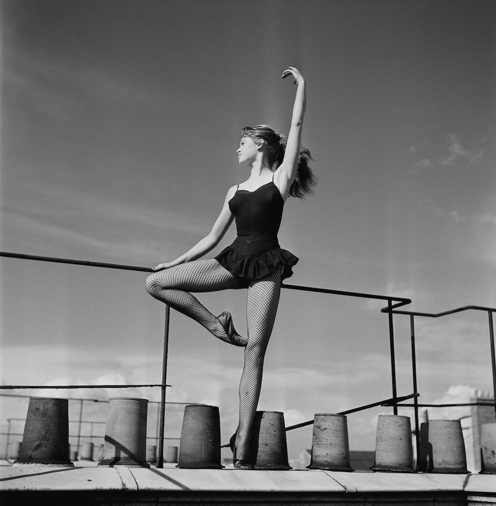 Brigitte Bardot danse sur un toit à Paris    1952
Happy Birthday BB! 