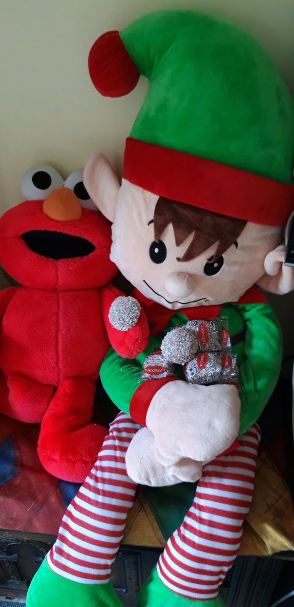 bgpmoss's tweet photo. @bgpmoss @GreenPurpleBear @scary_bear_ @waffletheelf @KiffsBlueted  Nevermind caramel wafers or marshmallows who's for a snowball fight. https://t.co/6mLGOPbZwp