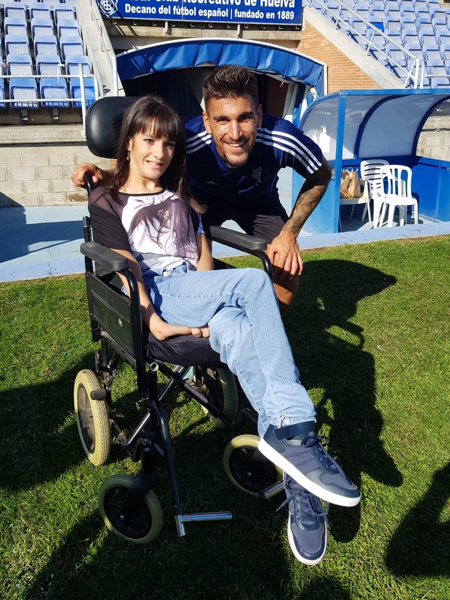 recreoficial's tweet photo. 🥰 Hoy hemos tenido una invitada muy especial en el entrenamiento. 
🔵⚪️ Nos ha visitado Lorena Bogado, una joven escritora onubense con una gran historia de superación. Lorena, que se estrenó con su libro "Llegó el amanecer a mi vida", cuenta ya con varios libros en el mercado. https://t.co/uDLUGxnHpz