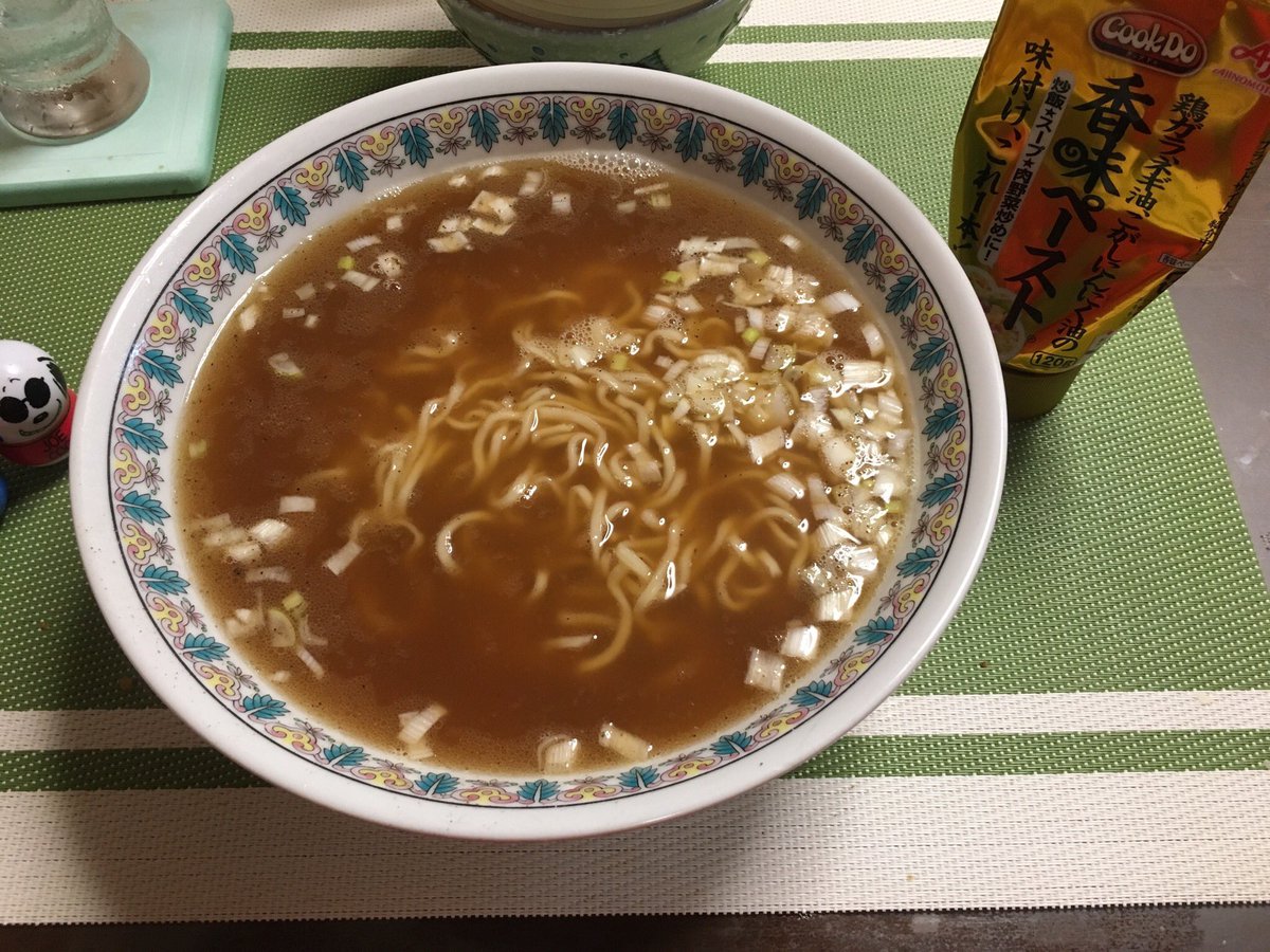 とっしー 峻澪 晩御飯 シメ ラーメン 手打ちラーメン 香味ペースト 鶏ガラスープ お昼の手打ちラーメンが まだあった 顆粒鶏ガラと中華香味ペーストと醤油でかなり美味いスープ