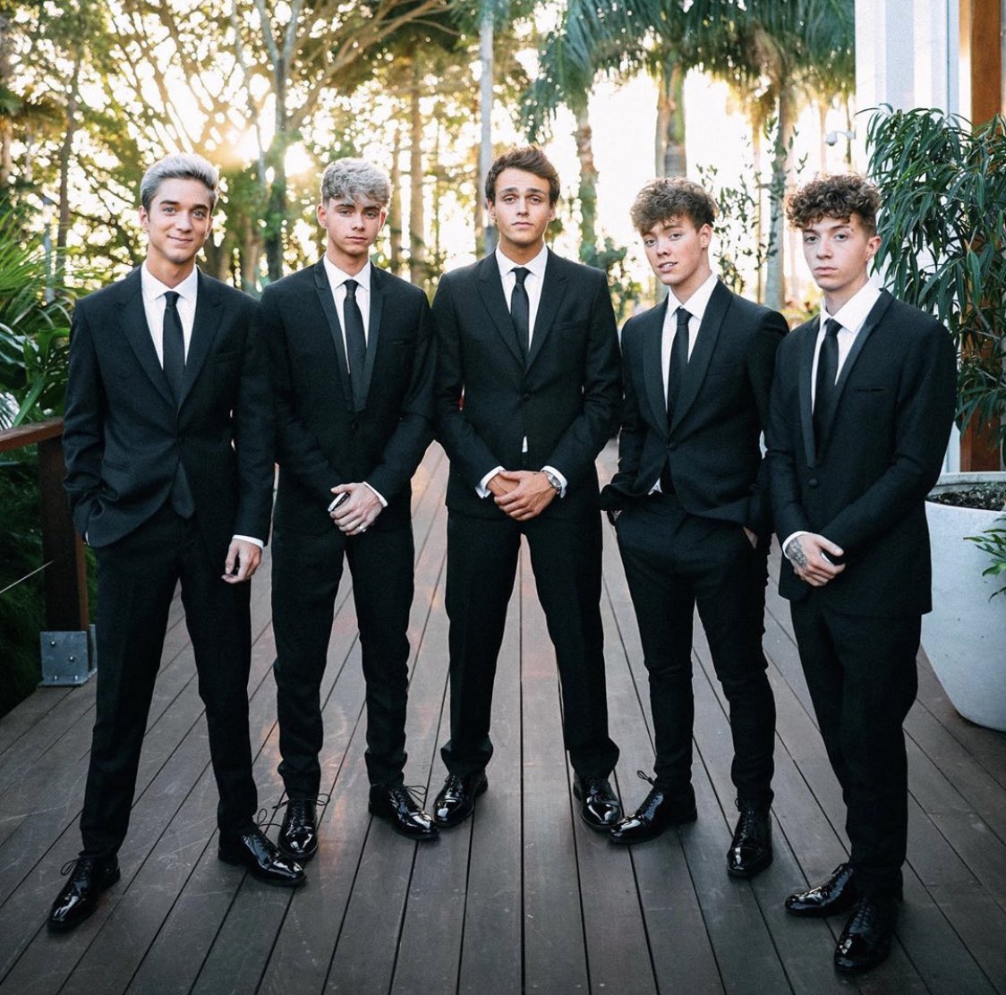 ptwdwbr's tweet photo. [INSTA] @corbynbesson via feed. 

"mas esses são meus irmãos e hoje é o nosso aniversário de 3 anos como banda.  parece que eu conheci toda a minha vida #3YearsOfWhyDontWe " https://t.co/WLaNIFEFrE