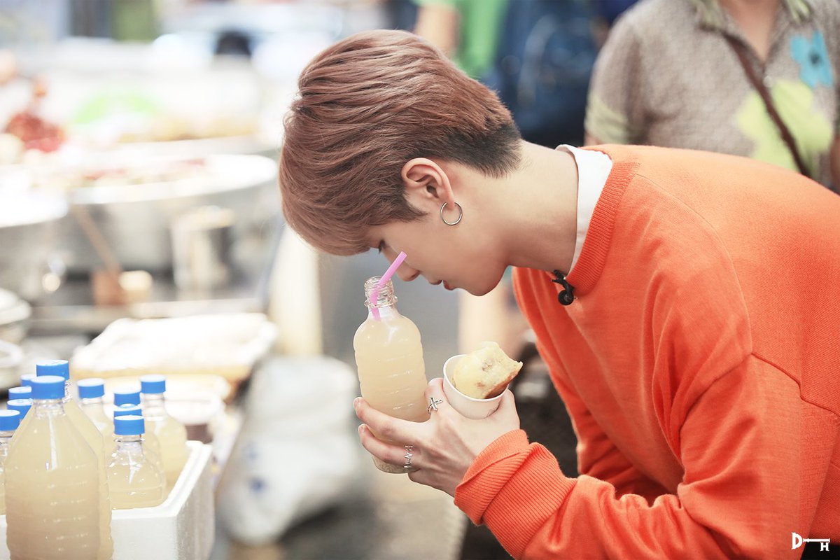 dear_donghanth's tweet photo. [TRANS]
ดงฮันของเราซื้อต้นหอมค่ะ ทุกคนคะ ปรมมือให้ดงฮันหน่อยค่ะ 
ตั้งใจซื้อวัตุดิบมากๆ เลยมอบของขวัญให้ตัวเองด้วยโฮต๊อกและนํ้าข้าว 

-6-
#คิมดงฮัน #김동한 #KIMDONGHAN #D_STORY https://t.co/LNEL3eydOQ