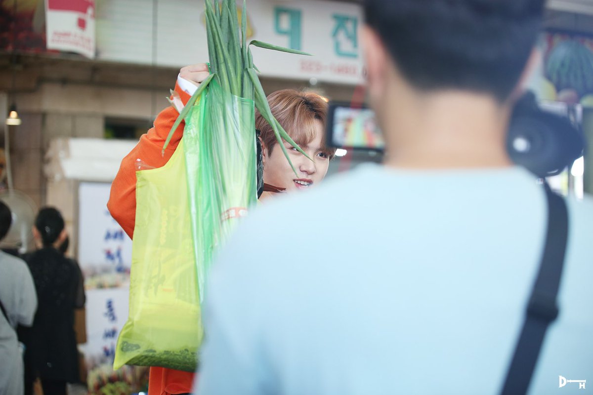dear_donghanth's tweet photo. [TRANS]
ดงฮันของเราซื้อต้นหอมค่ะ ทุกคนคะ ปรมมือให้ดงฮันหน่อยค่ะ 
ตั้งใจซื้อวัตุดิบมากๆ เลยมอบของขวัญให้ตัวเองด้วยโฮต๊อกและนํ้าข้าว 

-6-
#คิมดงฮัน #김동한 #KIMDONGHAN #D_STORY https://t.co/LNEL3eydOQ