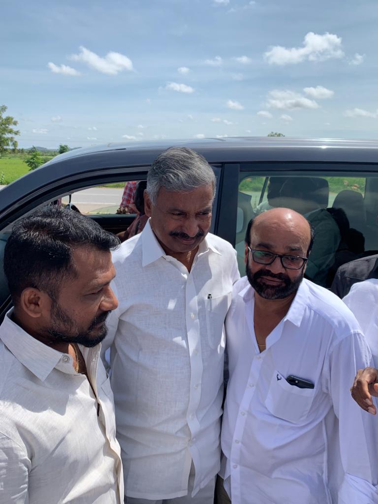 YscrCp's tweet photo. అనంతపురము జిల్లా ఇంచార్జి మంత్రి వర్యులు పెద్దిరెడ్డి రామచంద్రారెడ్డి గారికి ఘన స్వాగతం పలికిన #ఆనంతచంద్రారెడ్డిగారు అనంతరం కలెక్టర్ ఆఫీసు రెవెన్యూ భవన్ మీటింగ్ కు హాజరయ్యారు. https://t.co/aGPtWA2VPe