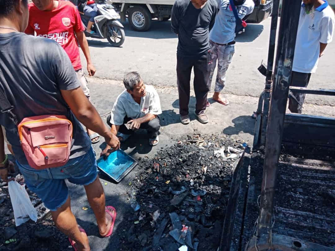 Daeng_Info's tweet photo. TWITTER DO YOUR MAGIC

Daeng Mualimin hanya bisa pasrah melihat puing2 usaha tambal ban miliknya yg hangus terbakar akibat lemparan bom molotov saat bentrokan di jalan Urip Sumoharjo tadi malam, entah dengan cara bagaimana lagi beliau bisa kembali menjalankan usahanya tersebut https://t.co/sCOxPFpes5
