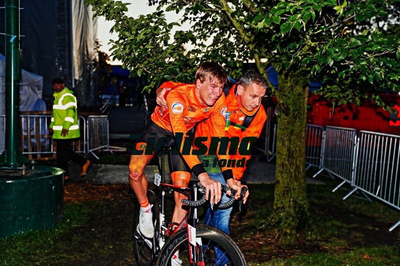 Horas después descalificado, no lo entiendo. El neerlandés, Nils Eekhoff, es para mí el único Campeón del Mundo. Después de una caída todos hemos buscado los coches, un bidón  o regular un freno. Demasiados jóvenes lloran, en este Mundial, y no de alegria.

📷 <a href="/PhotoGomezSport/">Photo Gomez Sport</a>