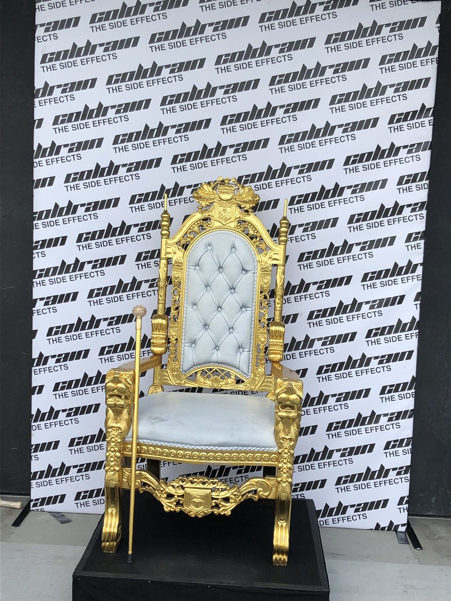 おっさん Cold 凍るどぉ フェスとかでcoldrainのライブは見た事は あったけど ワンマンは初めてだから 手加減して欲しいです 椅子は アレですよね バイオ4のレオンさんが椅子に座った時の 今はこんな事を している場合ではない の椅子です