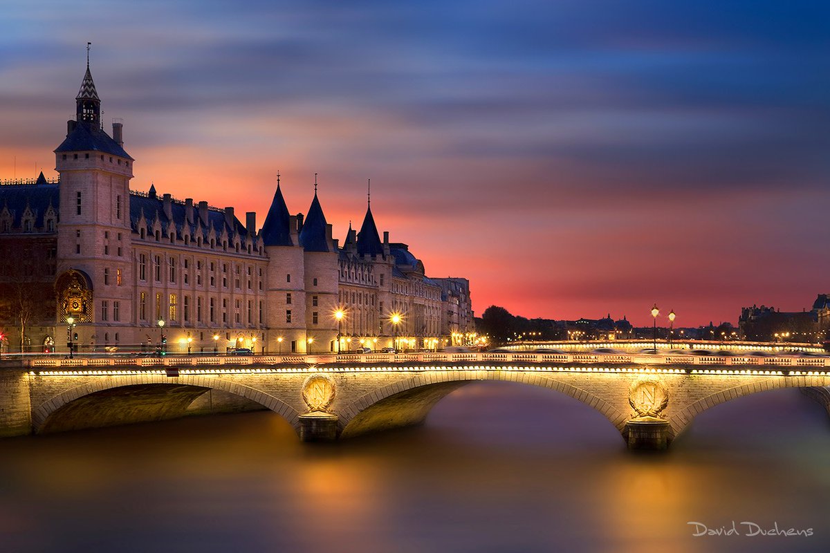 Séjour photo spécialement dédié aux incontournables parisiens ! Ce voyage photo combine une journée de workshop technique sur la photo d'architecture, une balade photo de nuit, une journée photo sur les spots majeurs parisiens worldwayphoto.fr/voyage/63/voya… #parisjetaime
#paris