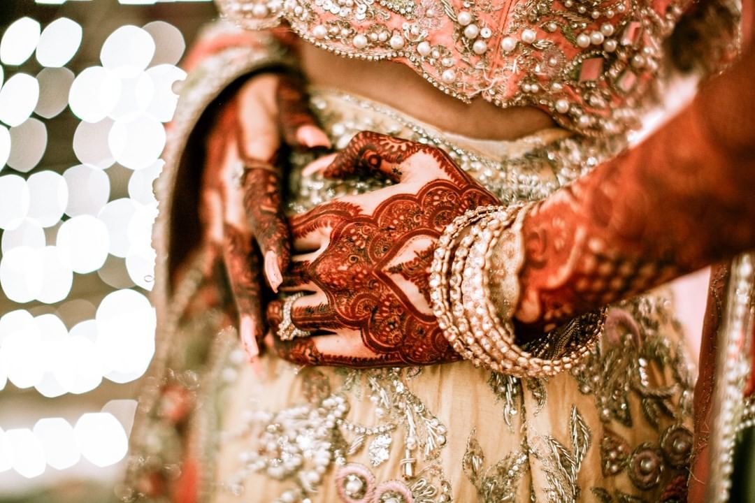 #Mehendi adorns the hands and life takes on a new #Colour.. ❤️

#mehandi #mehndibride #mehendidesign #mehndiartist #hennaartist #hennadesigns #hennapro #hennainspo #bridalinspiration #indianbride #indianwedding #pakistanidress #pakistanifashion #pakistanibride #pakistaniwedding